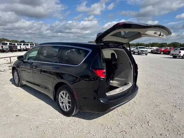 2024 Chrysler Pacifica - $19,400