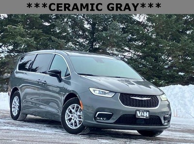 Photo of a 2025 Chrysler Pacifica Select 4DR Mini-Van for sale