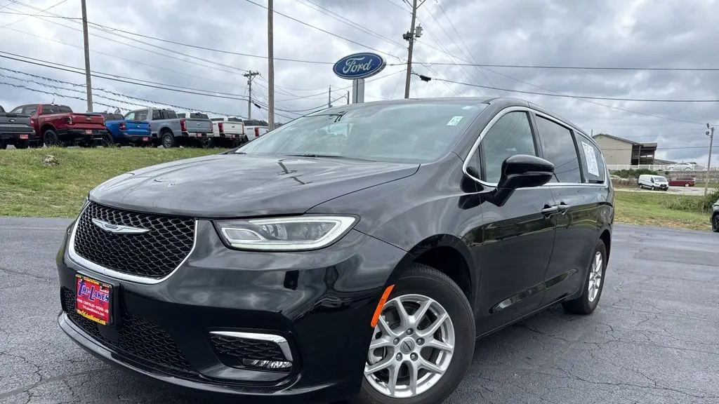 Preowned 2025 Chrysler Pacifica Select for Sale
