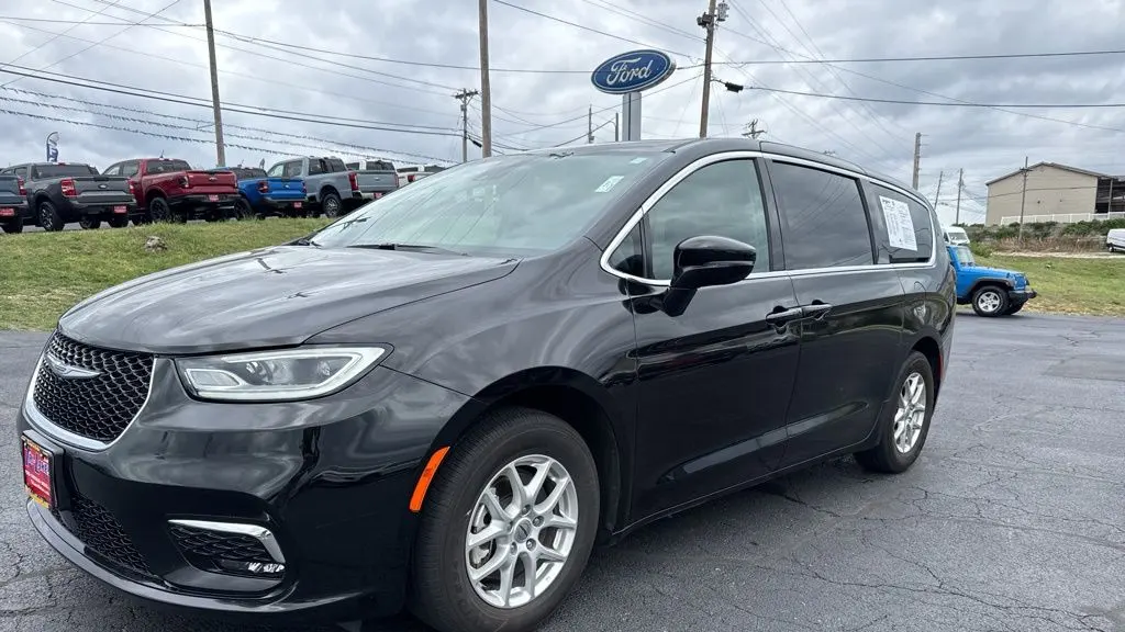2025 Chrysler Pacifica Select