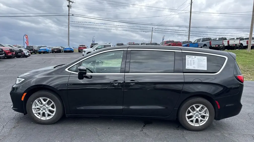 2025 Chrysler Pacifica Select