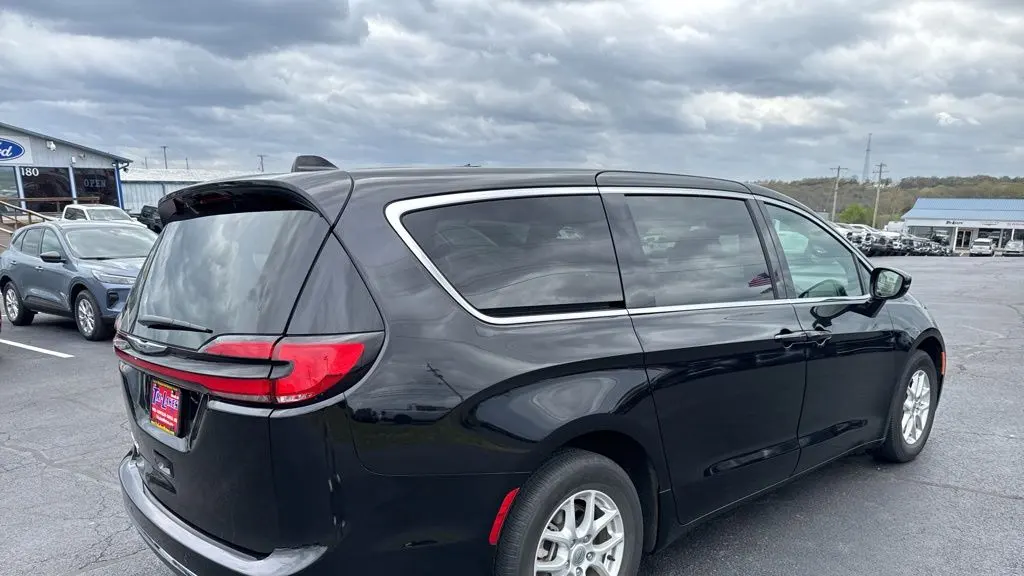 2025 Chrysler Pacifica Select