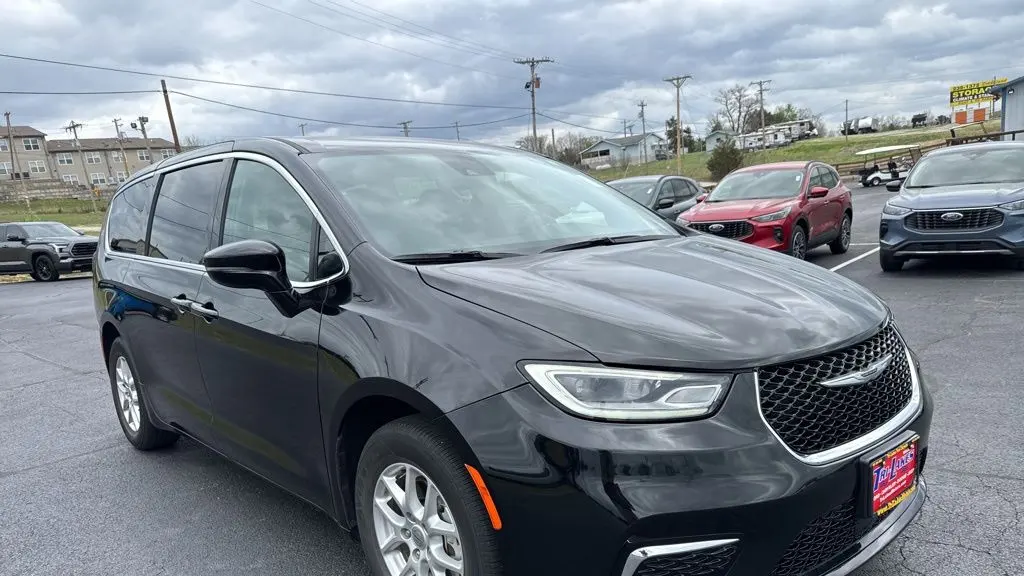 2025 Chrysler Pacifica Select