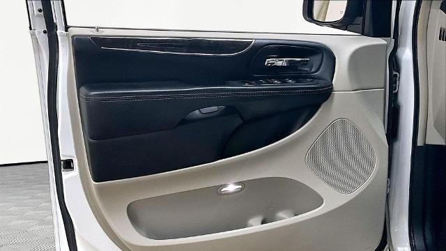 2016 Chrysler Town and Country Touring