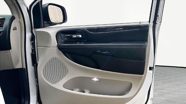 2016 Chrysler Town and Country Touring