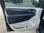 2016 Town and Country Thumbnail 32