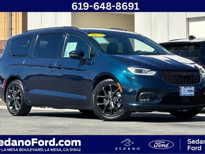 Photo of a 2022 Chrysler Pacifica Touring L 4DR Mini-Van for sale
