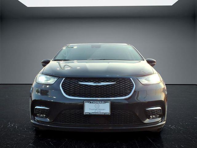 2023 Chrysler Pacifica Touring L — photo 1 of 12
