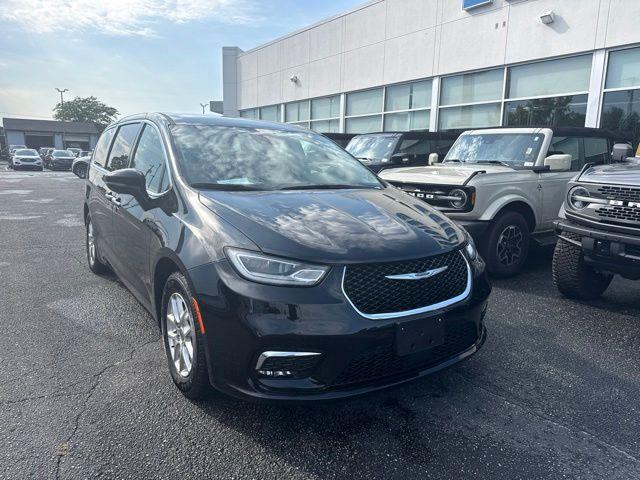 2024 Chrysler Pacifica Touring L — photo 1 of 24