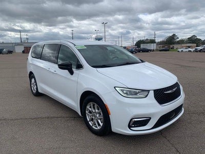 Photo of a 2025 Chrysler Pacifica Select 4DR Mini-Van for sale