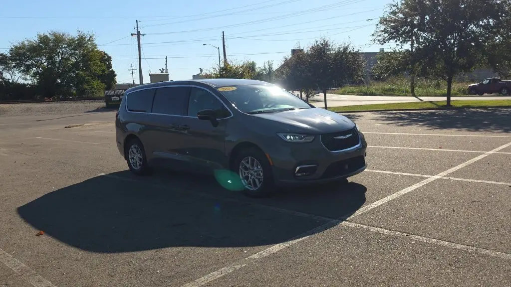 2025 Chrysler Pacifica - $22,582