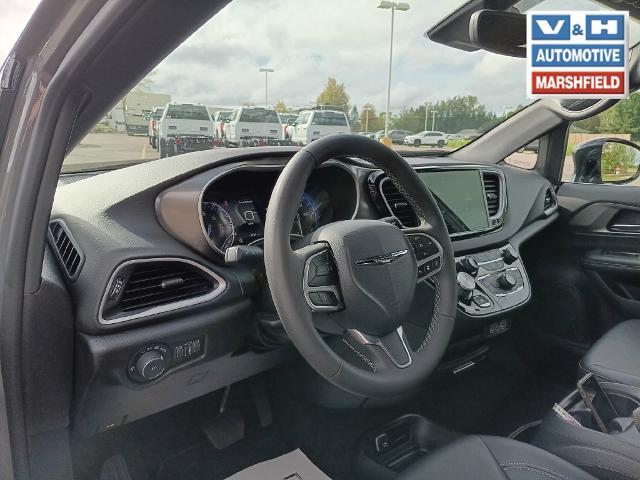 2025 Chrysler Pacifica - $28,000