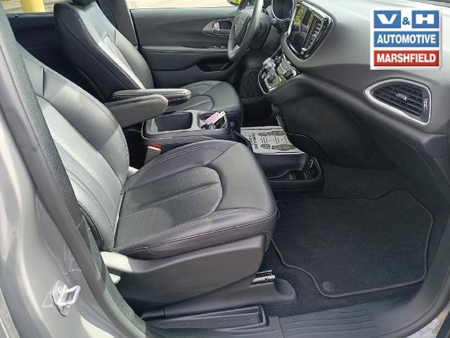 2025 Chrysler Pacifica - $28,000