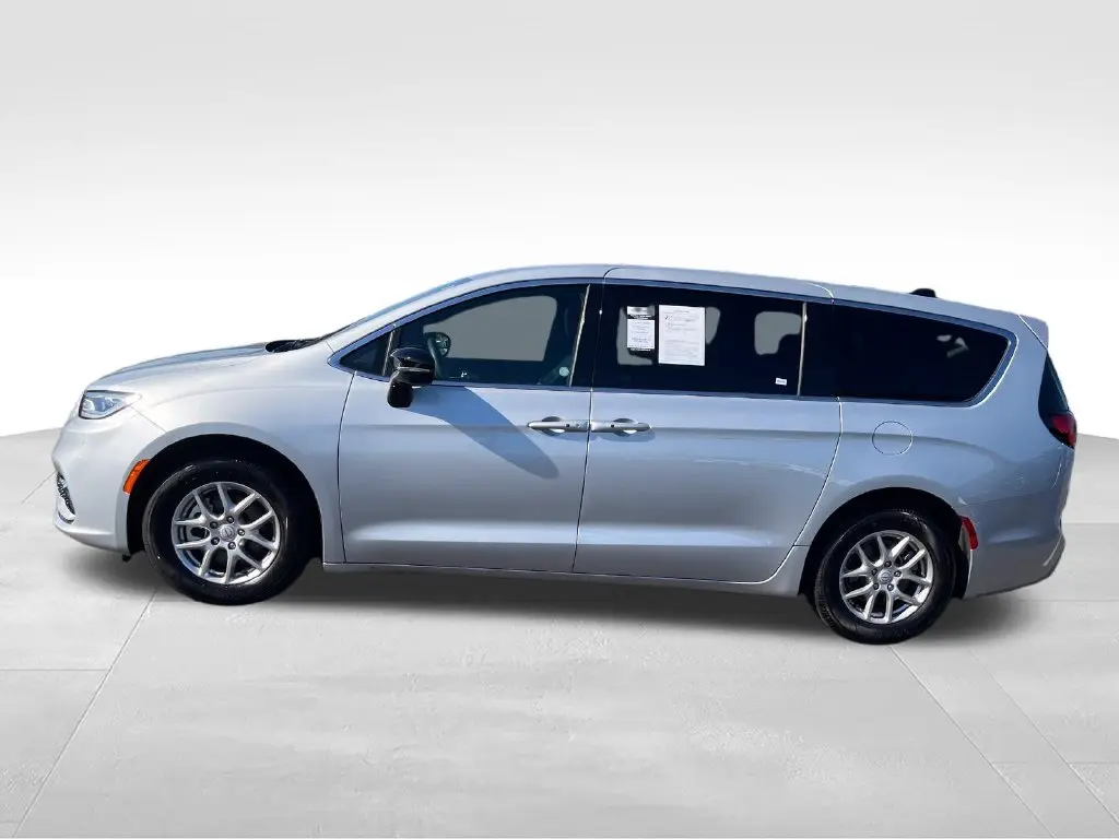2026 Chrysler Pacifica - $32,400