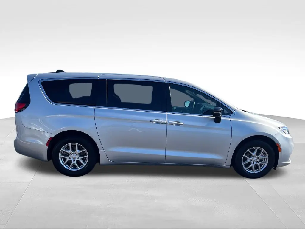 2026 Chrysler Pacifica - $32,400