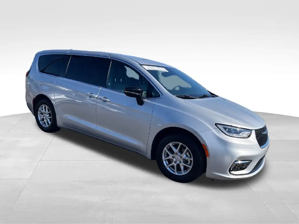 2026 Chrysler Pacifica - $32,400