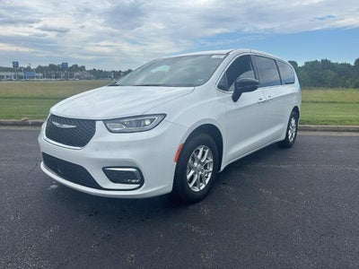 Photo of a 2026 Chrysler Pacifica Select 4DR Mini-Van for sale