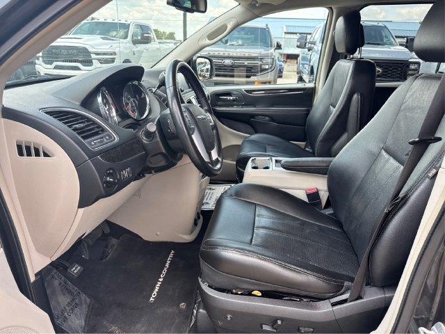 2012 Chrysler Town And Country - $3,995