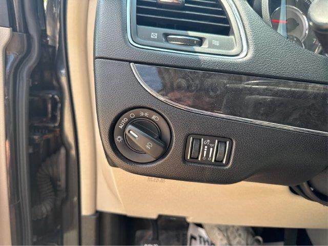 2012 Chrysler Town And Country - $3,995