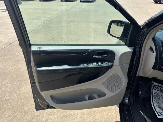 2012 Chrysler Town And Country - $3,995
