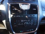 2013 Town and Country Thumbnail 16