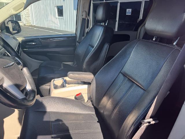 2014 Chrysler Town And Country - $5,991