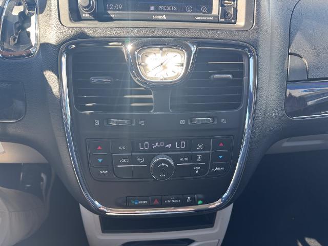 2014 Chrysler Town And Country - $5,991