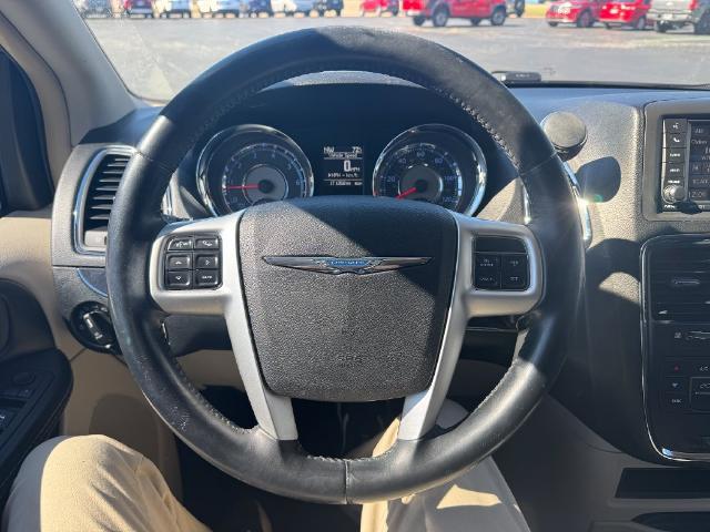 2014 Chrysler Town And Country - $5,991