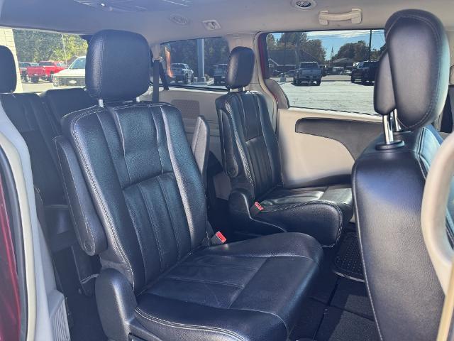 2014 Chrysler Town And Country - $5,991