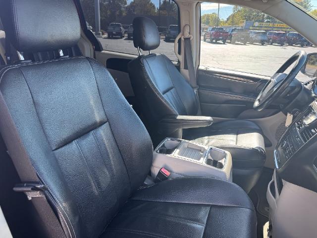 2014 Chrysler Town And Country - $5,991