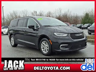 2024 Chrysler Pacifica with Diamond Black Crystal Pearlcoat Exterior