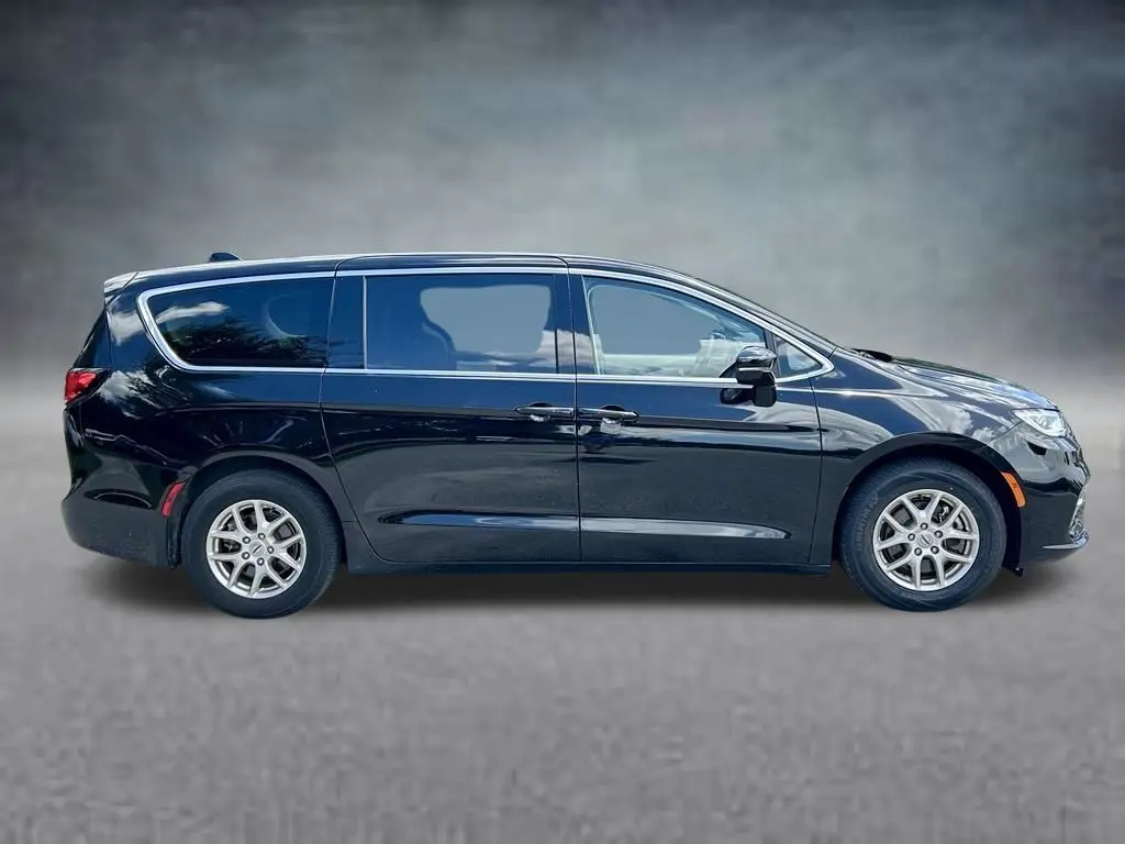 2024 Chrysler Pacifica - $22,391