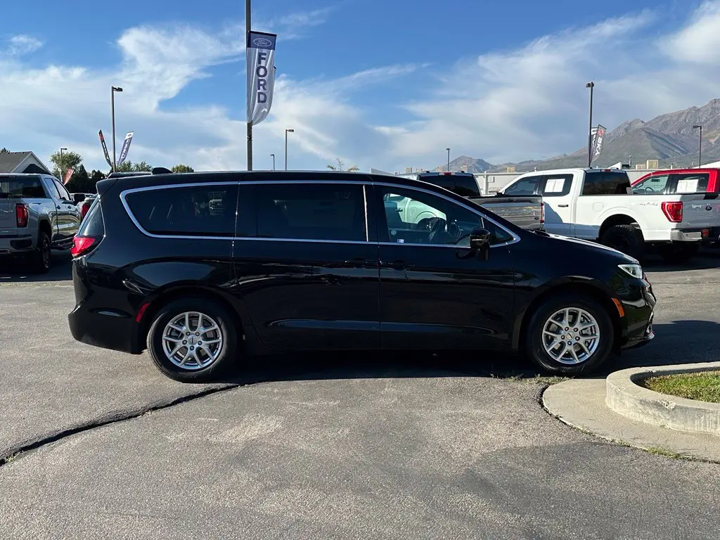 2025 Chrysler Pacifica - $24,250