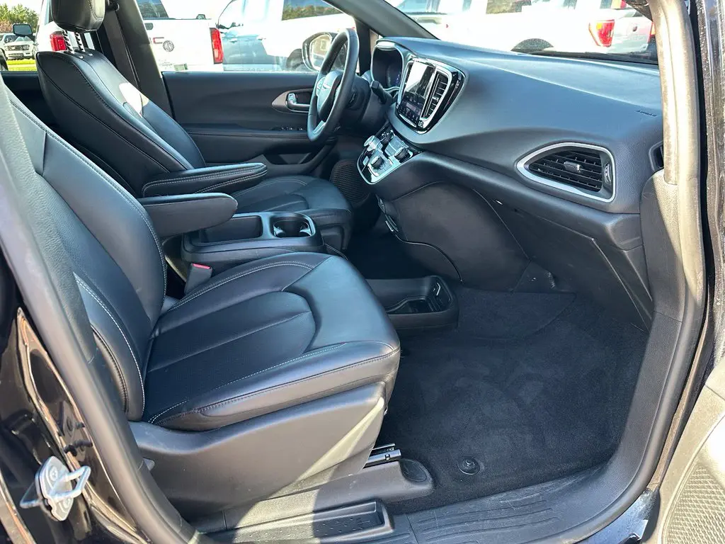 2025 Chrysler Pacifica - $24,250