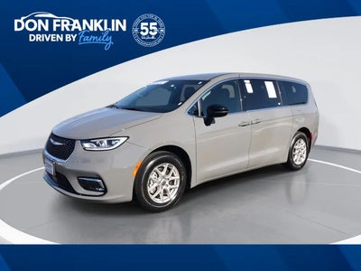 Photo of a 2025 Chrysler Pacifica Select 4DR Mini-Van for sale