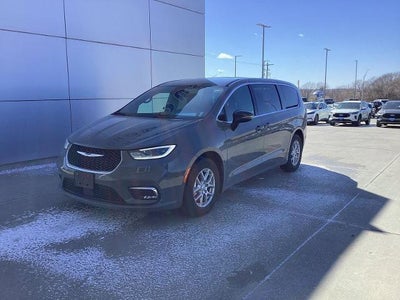 Photo of a 2025 Chrysler Pacifica Select 4DR Mini-Van for sale