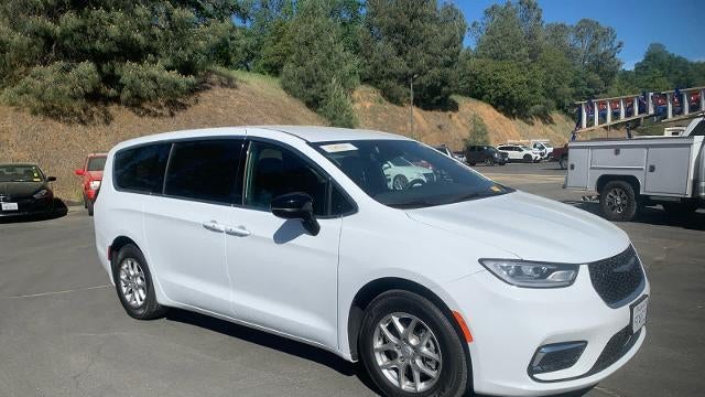 2025 Chrysler Pacifica Select