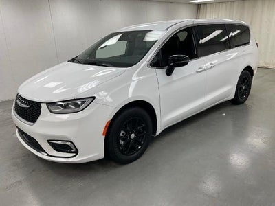 Photo of a 2025 Chrysler Pacifica Select 4DR Mini-Van for sale