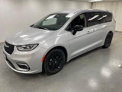 Photo of a 2024 Chrysler Pacifica Touring L 4DR Mini-Van for sale