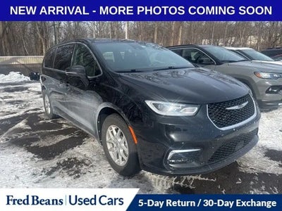 Photo of a 2025 Chrysler Pacifica Select 4DR Mini-Van for sale