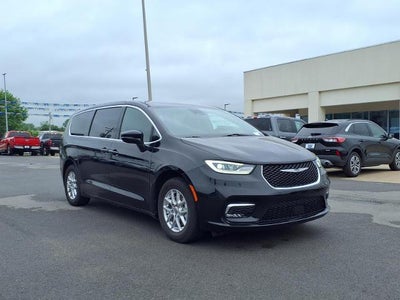 Photo of a 2025 Chrysler Pacifica Select 4DR Mini-Van for sale