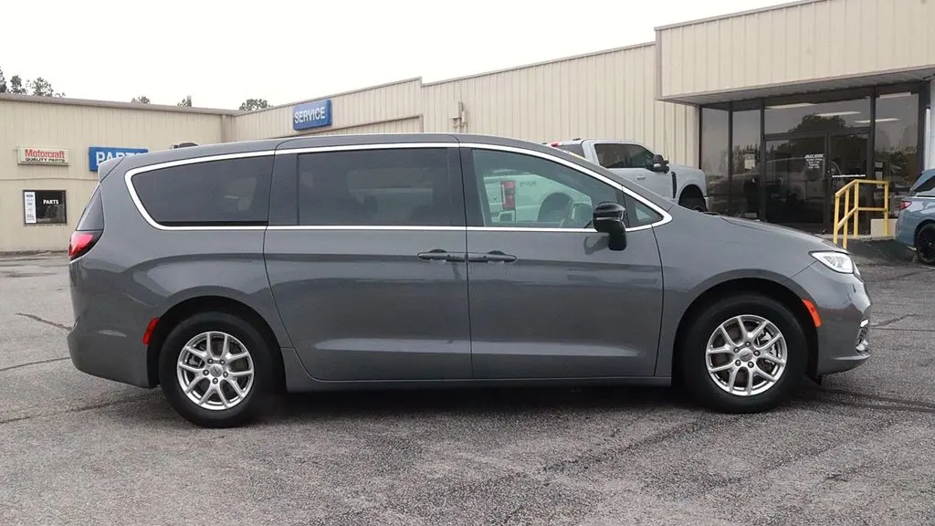 2025 Chrysler Pacifica Select