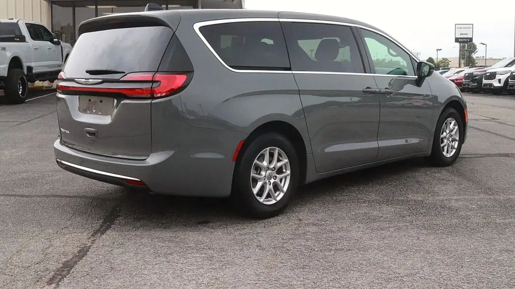 2025 Chrysler Pacifica Select