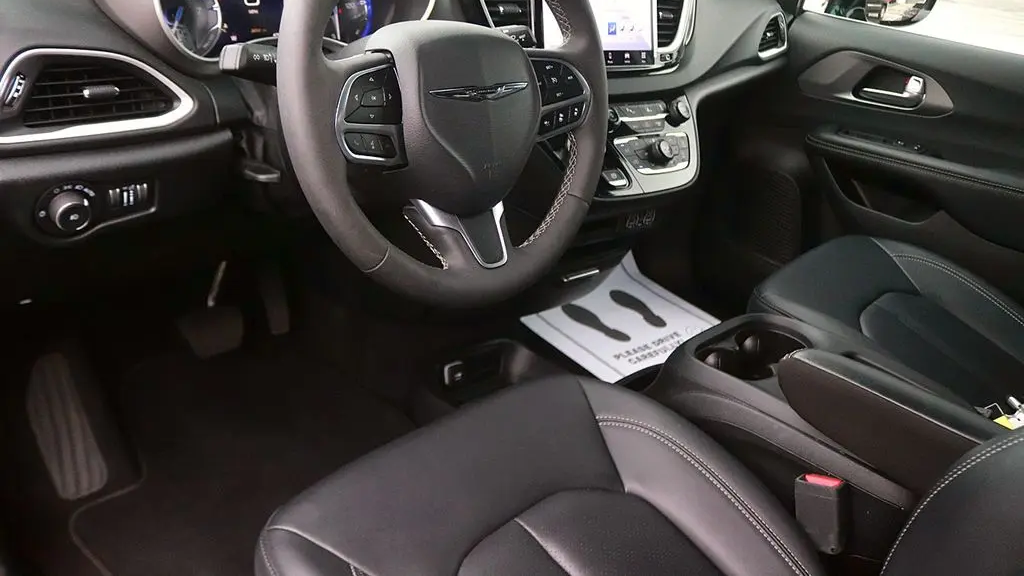 2025 Chrysler Pacifica Select
