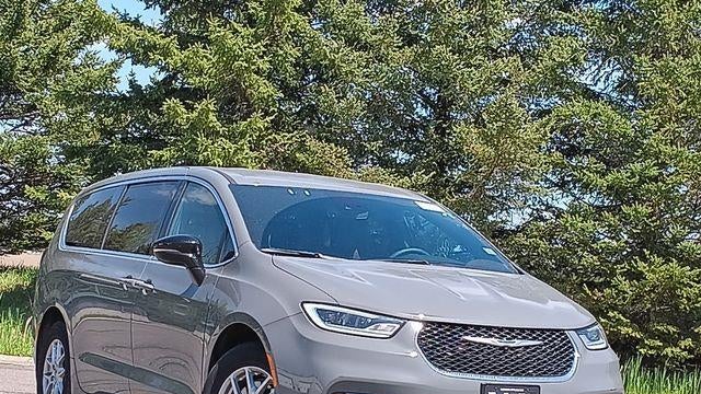 Preowned 2025 Chrysler Pacifica Select for Sale