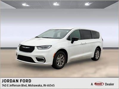 Photo of a 2025 Chrysler Pacifica Select 4DR Mini-Van for sale