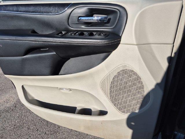 2016 Chrysler Town And Country - $5,500