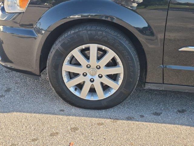 2016 Chrysler Town And Country - $5,500
