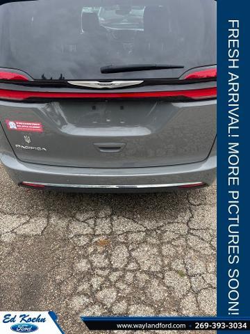 2023 Chrysler Pacifica Touring L — photo 1 of 2