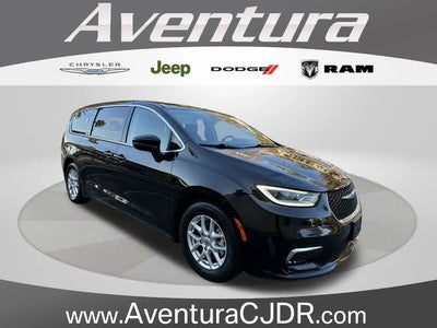 Photo of a 2023 Chrysler Pacifica Touring L 4DR Mini-Van for sale